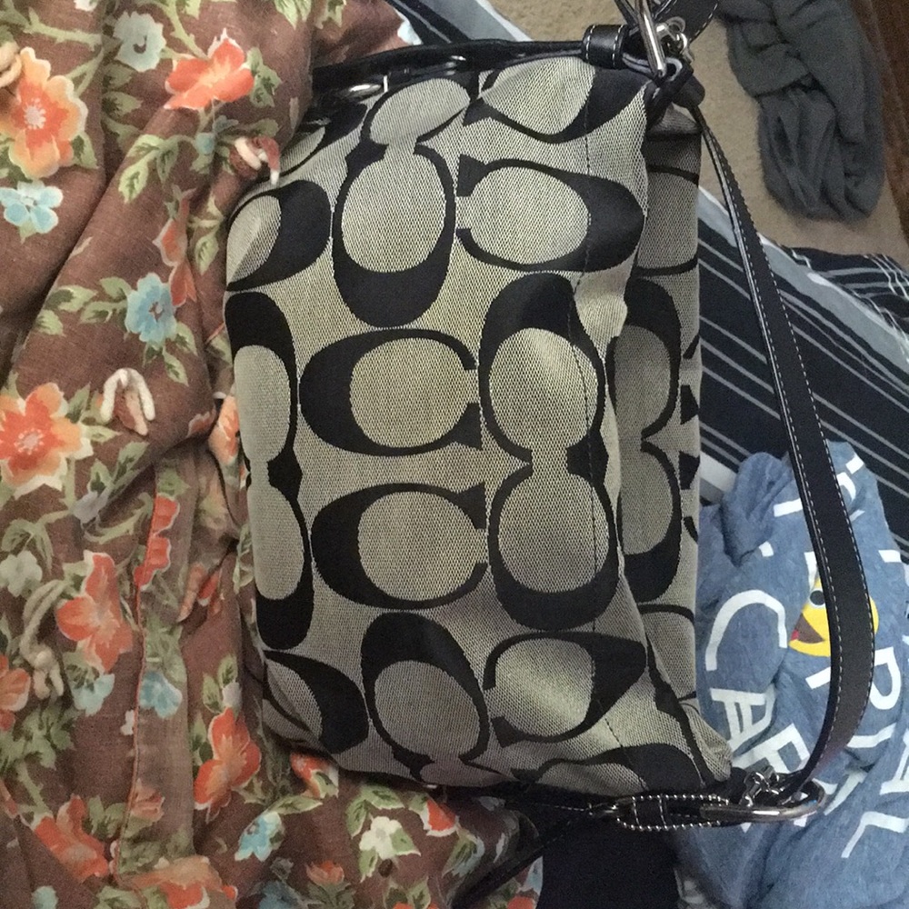 Medium size slightly used coach purse like new ..